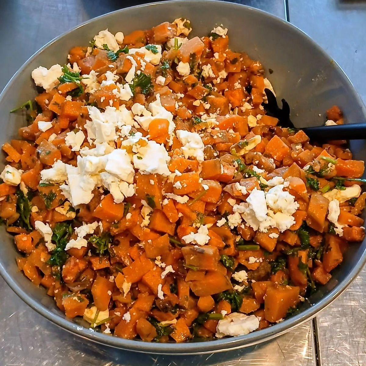 Comptoir et couleurs du jour .
Fenouils rôtis caramel a l orange
Patate douce à la feta 
Petit épeautre 
Coleslaw/céleri maison 
Et cake aux myrtilles !
Gaspacho maison 🌿🍅
De la fraîcheur