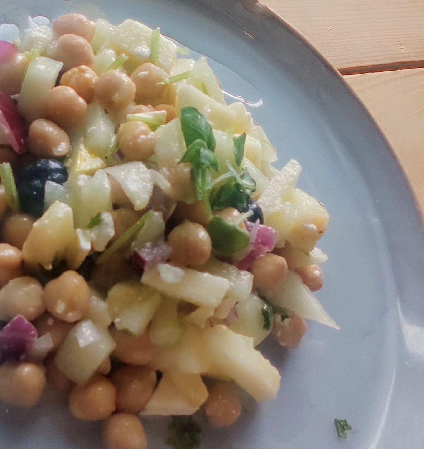 Il va faire chaud aujourd'hui !
Focus sur cette magnifique salade melon, feta, myrtilles pois chiches et coriandre..de la fraîcheur et du croquant !
🍋🥒🥬🫐