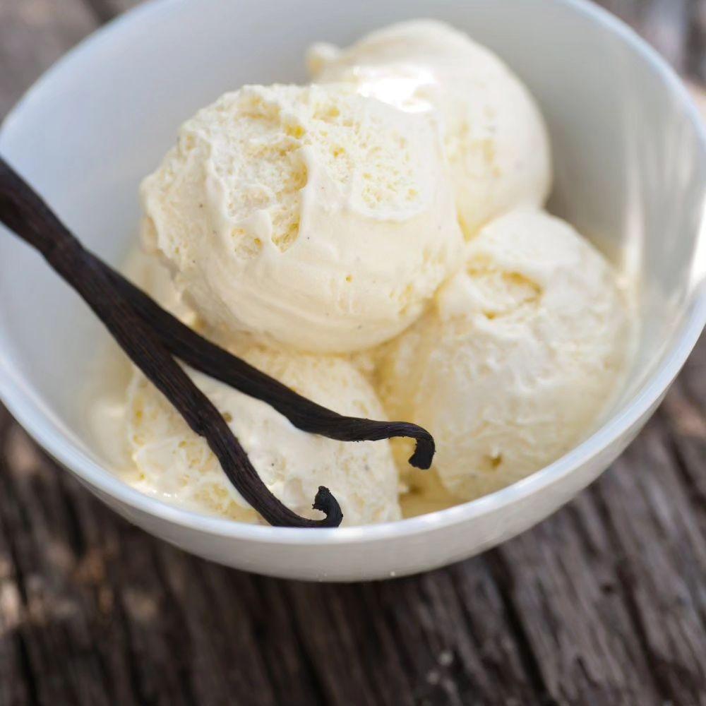 Il va encore faire chaud aujourd'hui..
A votre demande nous avons fait rentrer la glace bio vanille "La vache qui regarde passer les trains" en 500ml..
A pimper pour tous vos desserts et envies sucrées !