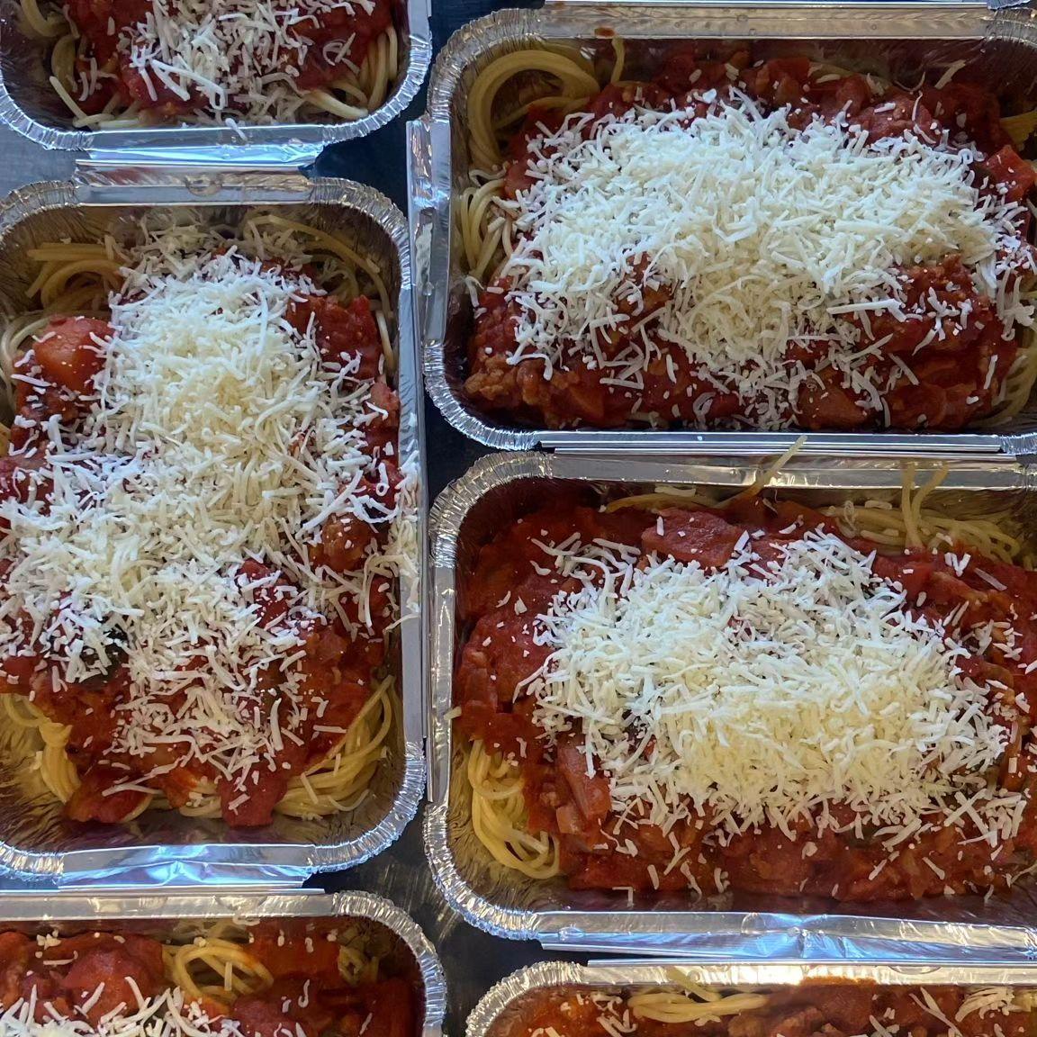 Spaghetti bolo en plats du jour!
A la belge, petits légumes, passata et viande hachée 🤗🤤
#comptoirdujour 
#platdujour 
#simplemaisbon