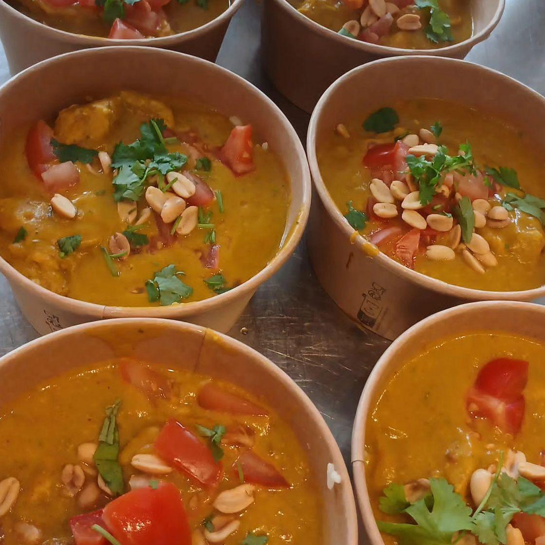 Plat du jour prêt a l atelier!
Poulet curry de patates douces, dispo aussi en version VG.. avec une sauce crémeuse coco/cacahuète 🥜🐿️ 
N hésitez pas à réserver le votre!